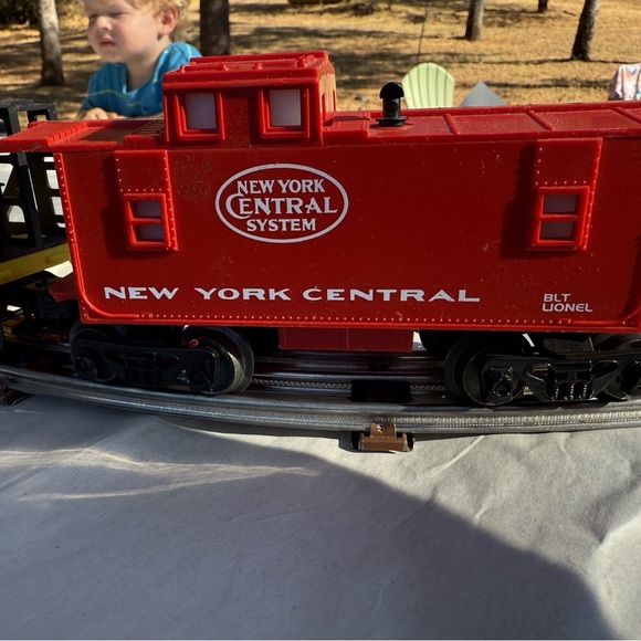 Lionel New York Central Flyer Train Set - Black and Red - Picture 4 of 13